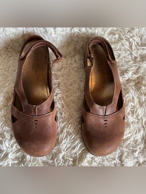 Naot High Quality orthopedic Brown Leather Cutout Comfy Flats